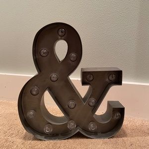 Battery operated "&" light